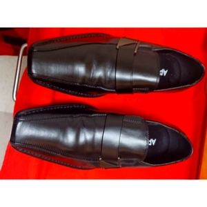 SHOES . BLACK SLIP ONS. APT 9 .